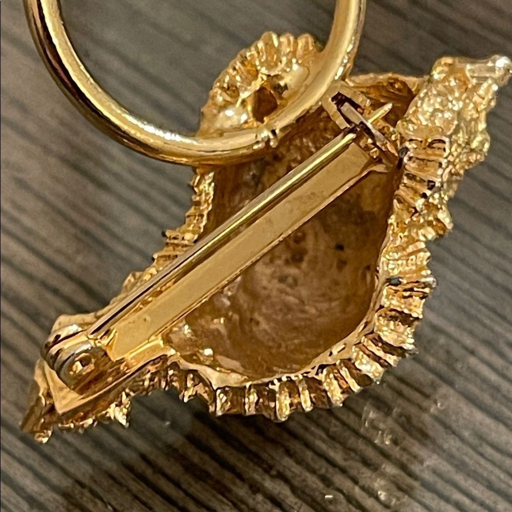 Vintage Seashell Eyeglass Holder Pin/Brooch - Scarf Ring - Gold-tone - Picture 6 of 16